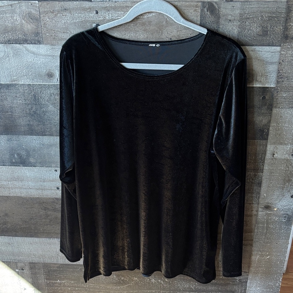 Velvety long sleeved top